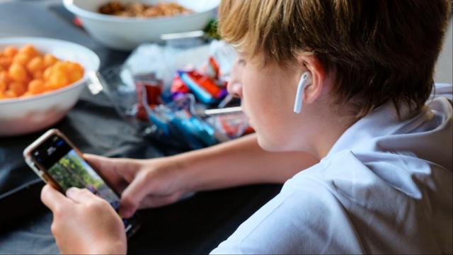 Australia plans "world-leading" social media ban for children under 16